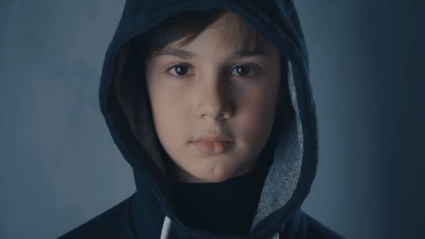 Menino adolescente em top com capuz
 - Filmagem, Vídeo