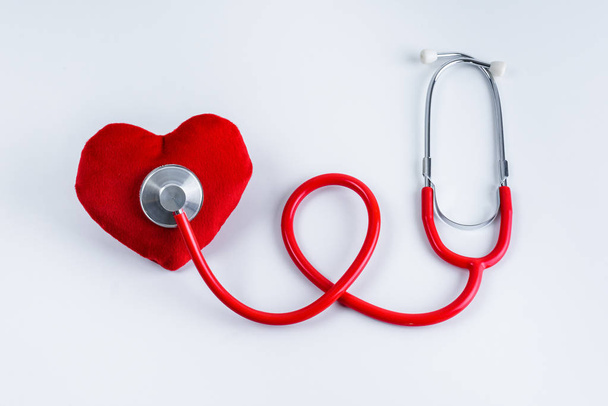 Rotes Herz und Stethoskop auf weißem Tisch mit Kopierraum - Foto, Bild