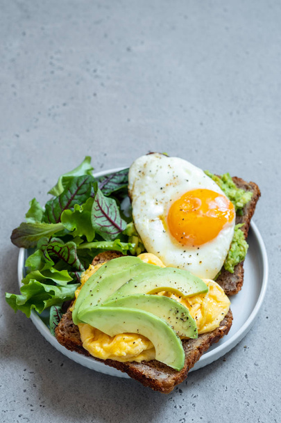 Avocado toast with Egg - Foto, Imagen