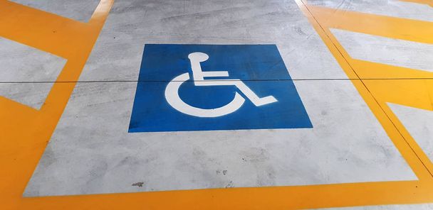 Parcheggio auto riservato per disabili
 - Foto, immagini