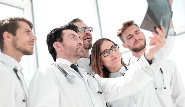 group of doctors discussing the x-ray - Foto, Bild