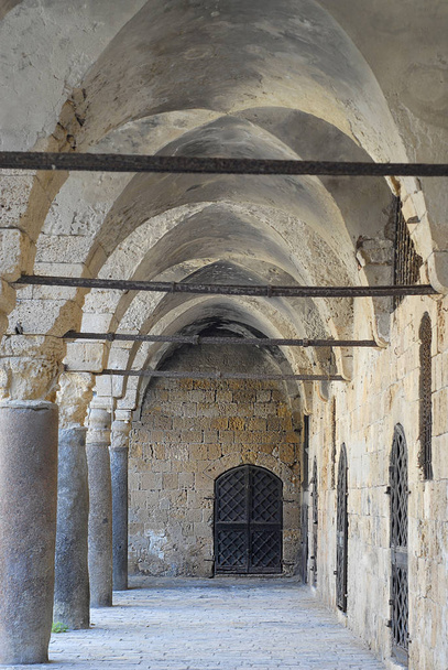 Oszlopsor a Khan al Umdan, karavánszeráj Acre, Izrael - Fotó, kép