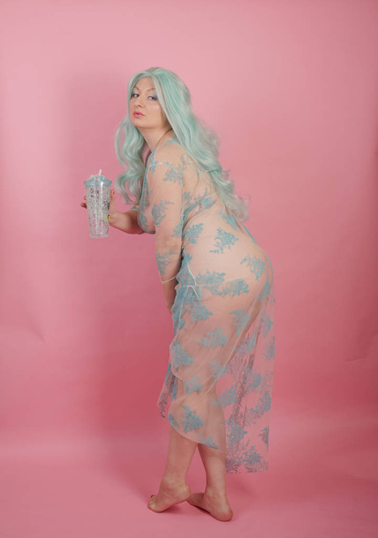 curvilínea gordita sexy mujer adulta posando desnuda en vestidos lindos transparentes solo sobre fondo de estudio rosa
 - Foto, imagen
