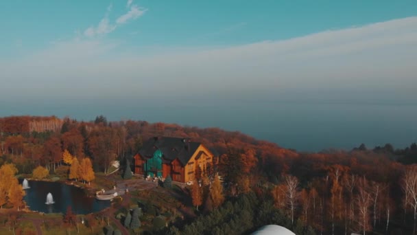 Yukarıda Mezhyhirya Residence, Ukrayna, hava sonbahar, 4 k sinematik renk sinek - Video, Çekim