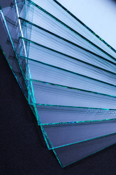 Листы заводского производства закаленных прозрачных стеклянных панелей, разрезанных по размеру
 - Фото, изображение