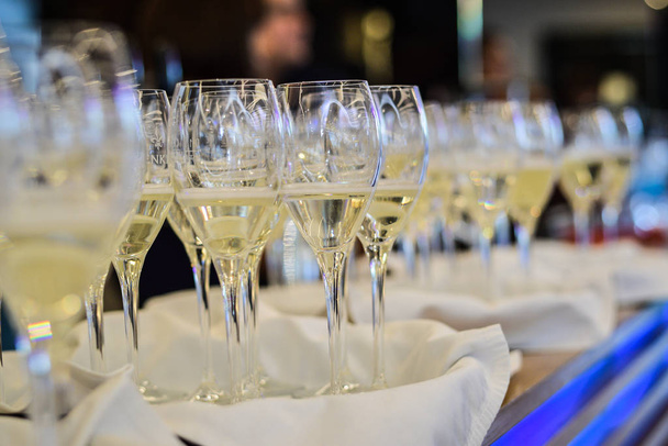 vine glasses with champagne  - Φωτογραφία, εικόνα