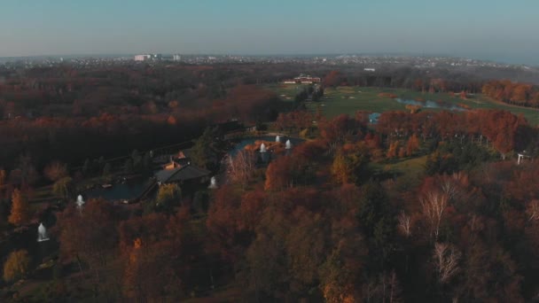 Mezhyhirya Residence, Oekraïne, luchtfoto vliegen boven op herfst, 4 k filmische kleur - Video