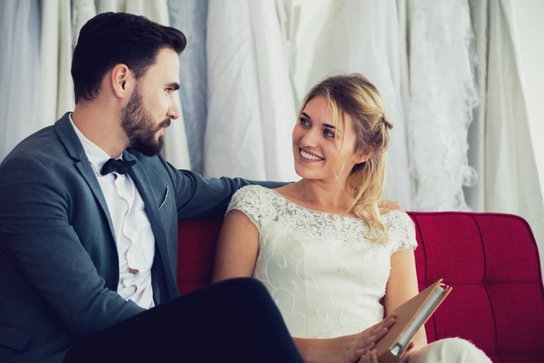 Красива модель весільної пари в студійному магазині фото Вінтажний стиль тону
 - Фото, зображення
