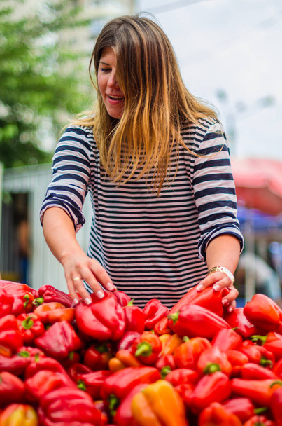 Žena výběru červené papriky na zemědělce trhu - Fotografie, Obrázek