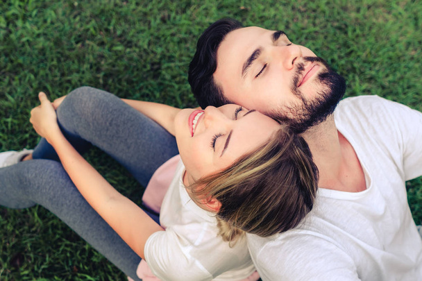トップビューロマンチックなカップルは、公園の草の上に愛 - 写真・画像