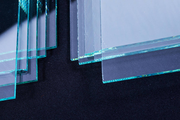 サイズにカット強化フロート ガラスのパネルを製造している工場のシート - 写真・画像