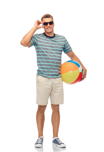 smiling young man in sunglasses with beach ball - Foto, Bild