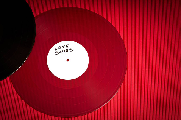 Valentines Day fond avec disque LP rouge avec des chansons d'amour sur fond rouge
 - Photo, image
