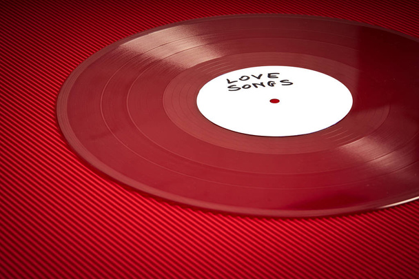 Valentinstag Hintergrund mit roter LP Platte mit Liebesliedern auf rotem Hintergrund - Foto, Bild
