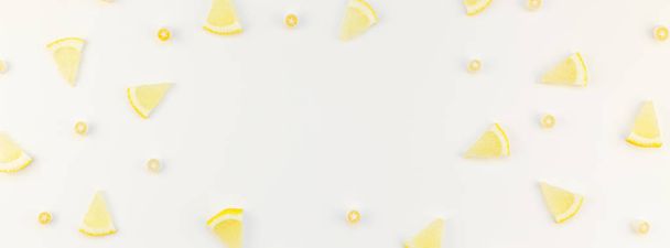 Dlouhý široký banner pohled shora, že citrusové citrónem vzor tabulky bílé pozadí s copyspace. Horké letní osvěžení limonádu koncept. Nápojové ingredience uspořádány - Fotografie, Obrázek