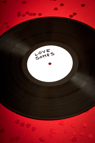 Valentines Day fond avec disque LP noir avec des chansons d'amour sur fond rouge
 - Photo, image