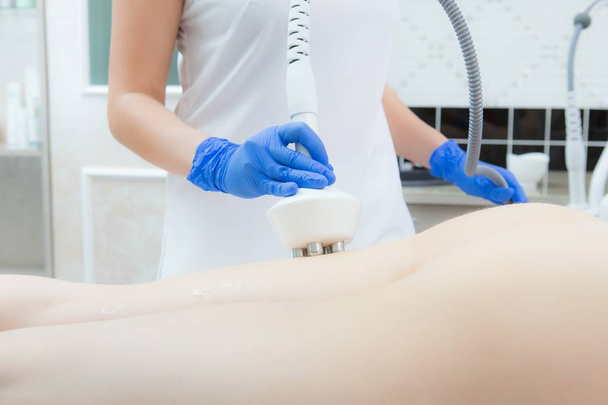 Hardware cosmetology. Woman anti-cellulite treatment at medical spa center. Woman getting anti cellulite massage in spa salon. Body contouring treatment in clinic. - Foto, Imagen