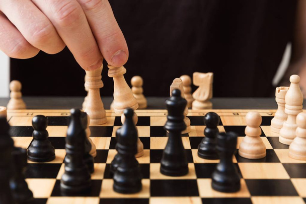 un gros plan d'une partie d'échecs
 - Photo, image