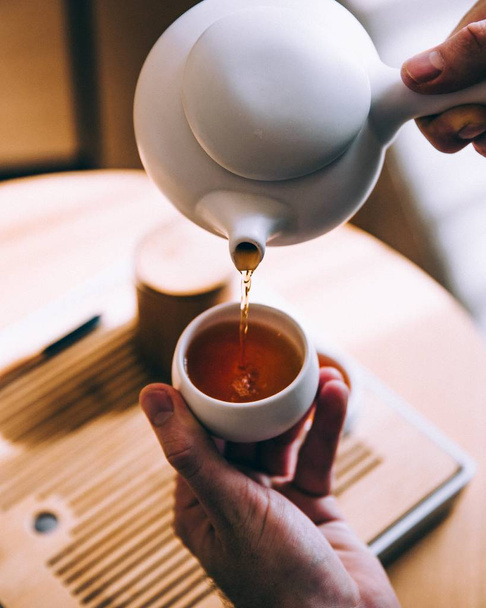 hand pouring hot tea - Valokuva, kuva