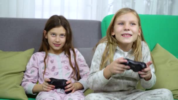 ゲーム機で遊ぶ子どもたち - 映像、動画