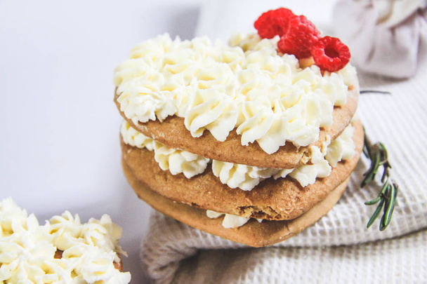heart cake, sponge cake, raspberry - Фото, зображення