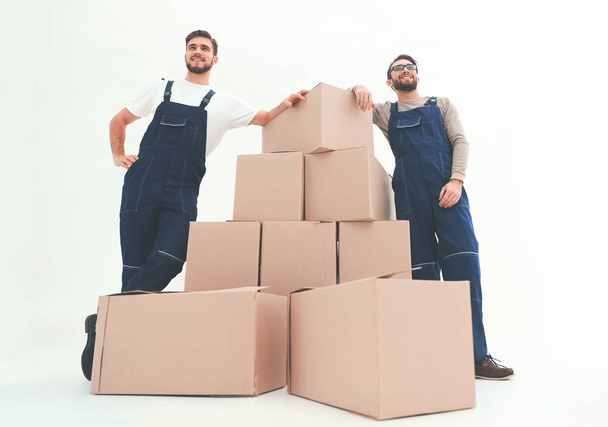 Junge Männer tragen eine Schachtel zum Kisten-Stapel. - Foto, Bild