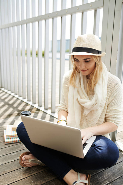 Young pretty woman busy with working on laptop outdoors - Fotoğraf, Görsel