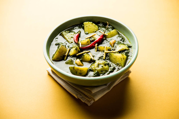 アロオパラックサブジまたはほうれん草ポテトカレーをボウルに入れて提供しています。人気のインドの健康的なレシピ。選択的焦点 - 写真・画像