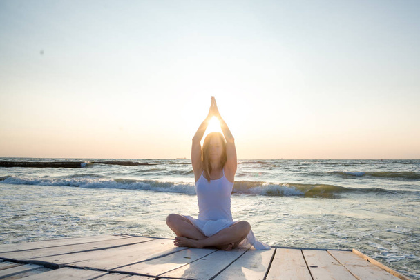 serenidade e ioga praticando no mar. nascer do sol - Foto, Imagem