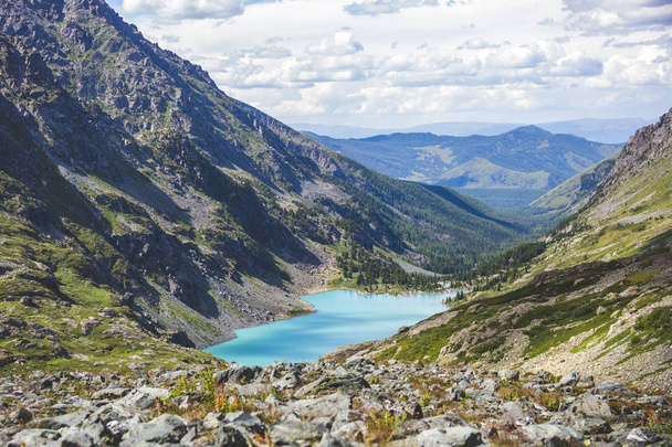 Vista sul lago Kuiguk. Montagne Altai. Paesaggio russo
 - Foto, immagini