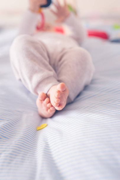 Крупным планом новорожденных ног и пальцев ног, избирательный фокус
. - Фото, изображение