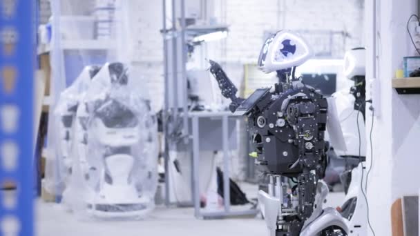 Αποσυναρμολογημένα ρομπότ στην παραγωγή. Το ρομπότ είναι έτοιμο για συναρμολόγηση, δοκιμές όλα τα συστήματα. Εργοστάσιο για την παραγωγή των ρομπότ. - Πλάνα, βίντεο