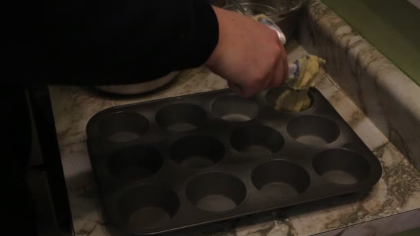 Close-Up Nézd női kéz zsák péksütemény a tészta üzembe a poharak, a sütés tálca. - Felvétel, videó