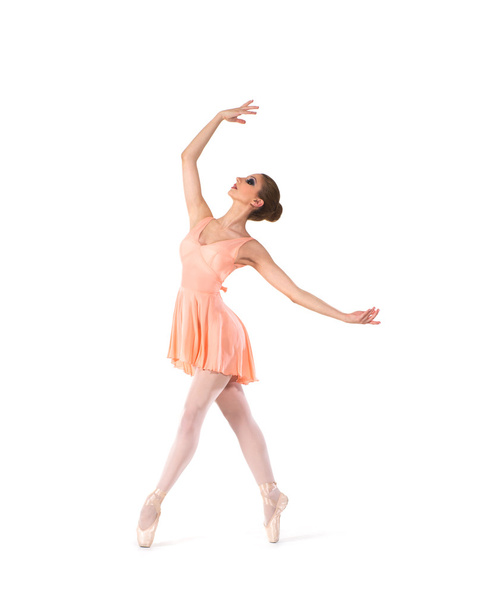 Nuori balettitanssija vaaleassa mekossa valkoisella taustalla
 - Valokuva, kuva
