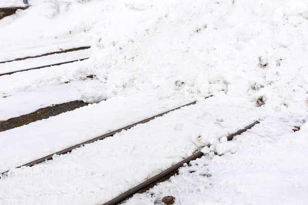 Железнодорожные пути в морозную зиму покрыты снегом
 - Фото, изображение