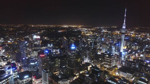 Auckland bei Nacht von der Drohne aus gesehen - Foto, Bild