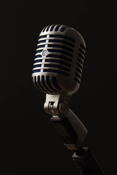 Elvis μικρόφωνο φωτογραφήθηκε μπροστά από ένα μαύρο φόντο - Φωτογραφία, εικόνα