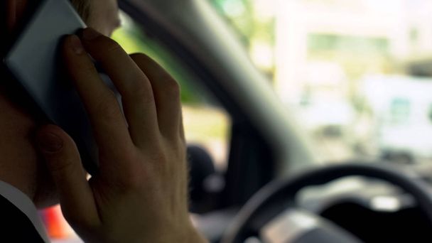 Automobilový závodník mluví o mobilní telefon s klientem, sedící v auto, zpětné volání, perný den - Fotografie, Obrázek