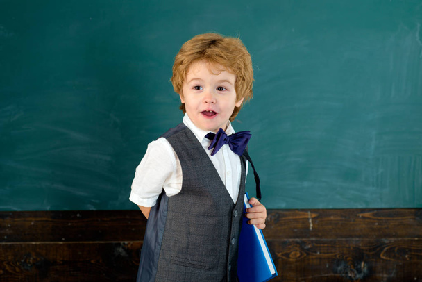 Profesora. Pequeño profesor. El chico con un traje elegante. En la escuela. Alumno o estudiante. Concepto educativo
. - Foto, Imagen