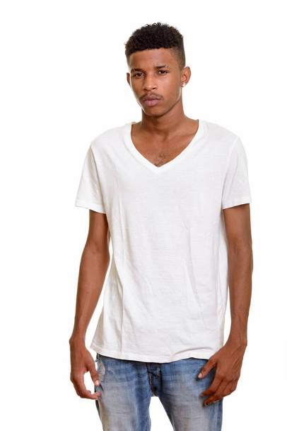 Joven hombre africano guapo aislado sobre fondo blanco
 - Foto, Imagen