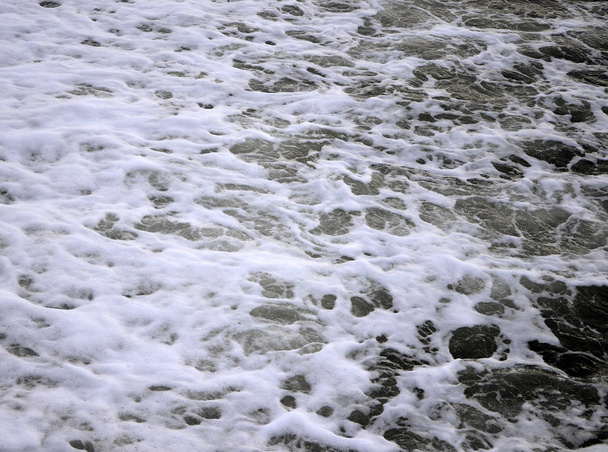 Spray branco de ondas do mar na costa
 - Foto, Imagem