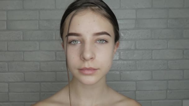 junges Model mit natürlicher Schönheit macht sich bereit für Make-up - Filmmaterial, Video