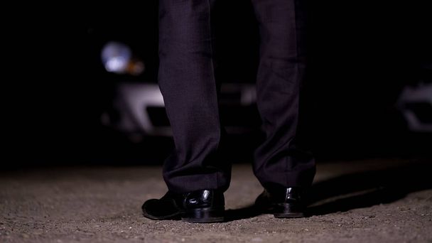 Hombre de pie frente al coche en el aparcamiento, ir a la fiesta del club nocturno, entretenimiento
 - Foto, Imagen
