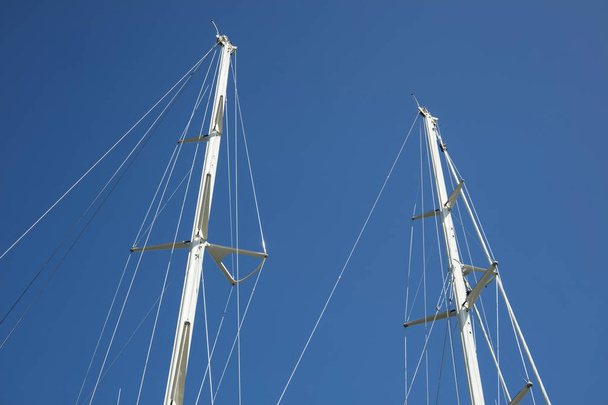 Détail des mâts blancs d'un bateau avec ciel bleu à l'arrière-plan
 - Photo, image