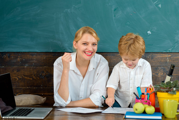 Eine glückliche Schulbildung. Online-Tutor kann immer wählen, unabhängig zu wählen. Porträt einer Lehrerin, die in ihrer Klasse moderne Technik einsetzt. E-Learning-Ausbildung und Hochschulkonzept. - Foto, Bild