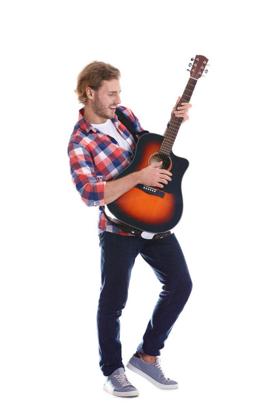 Молодой человек играет на акустической гитаре на белом фоне
 - Фото, изображение