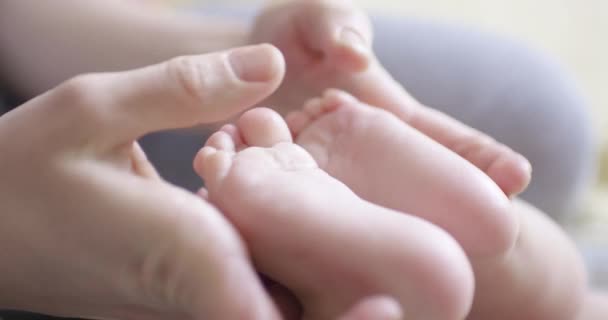 Mutter gibt Säugling Massage - Filmmaterial, Video