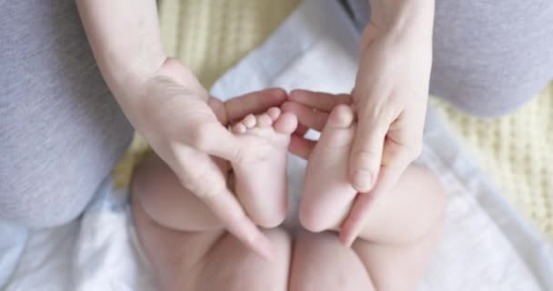 Matka daje masaż niemowląt - Materiał filmowy, wideo
