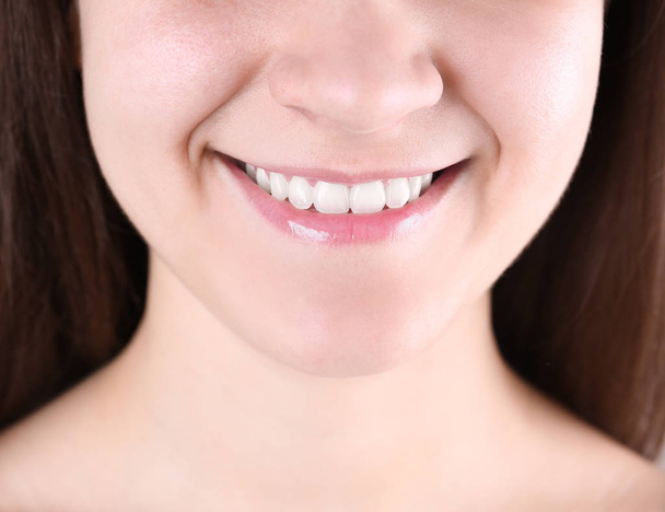 Νεαρή γυναίκα με το όμορφο χαμόγελο, closeup προβολή - Φωτογραφία, εικόνα