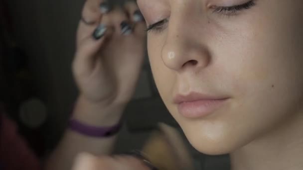 Young model with natural beauty get ready to makeup - Video, Çekim
